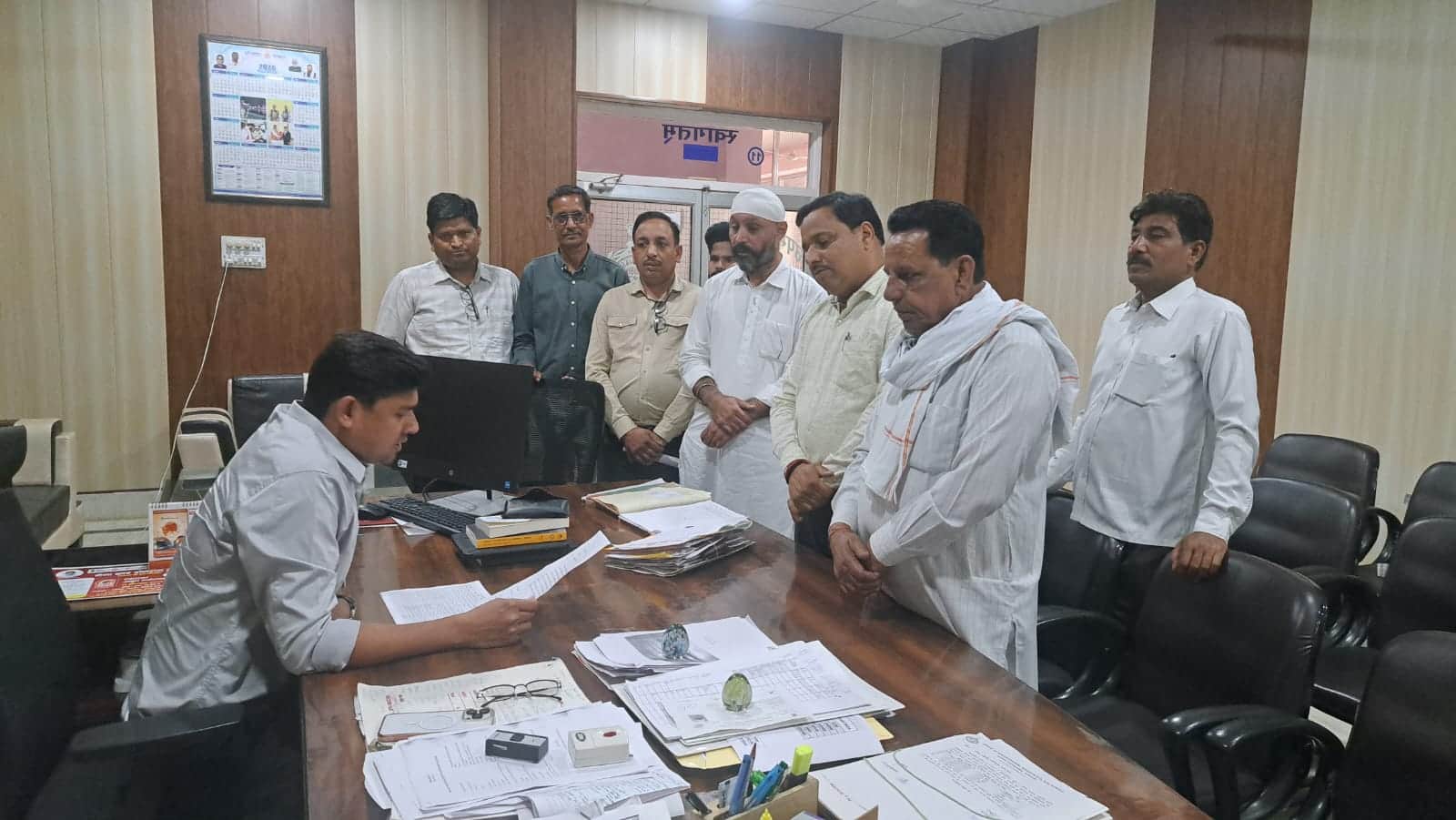 नियमित रजिस्ट्री शुरू करवाने को लेकर ज्ञापन सौंपते शहरवासी । विज्ञप्ति