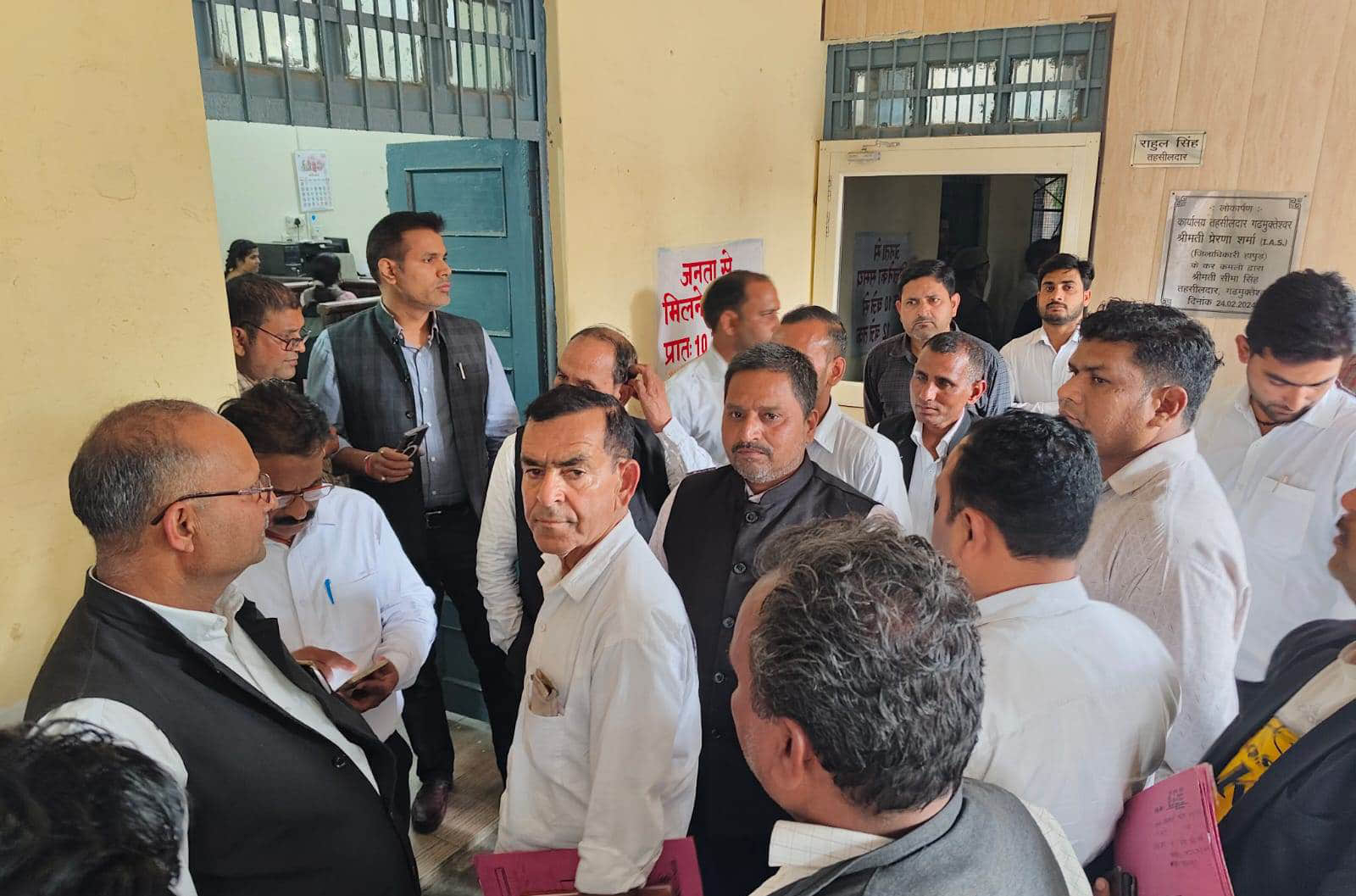 न्यायालय के बाहर तहसीलदार से नोकझोंक करते वकील। संवाद