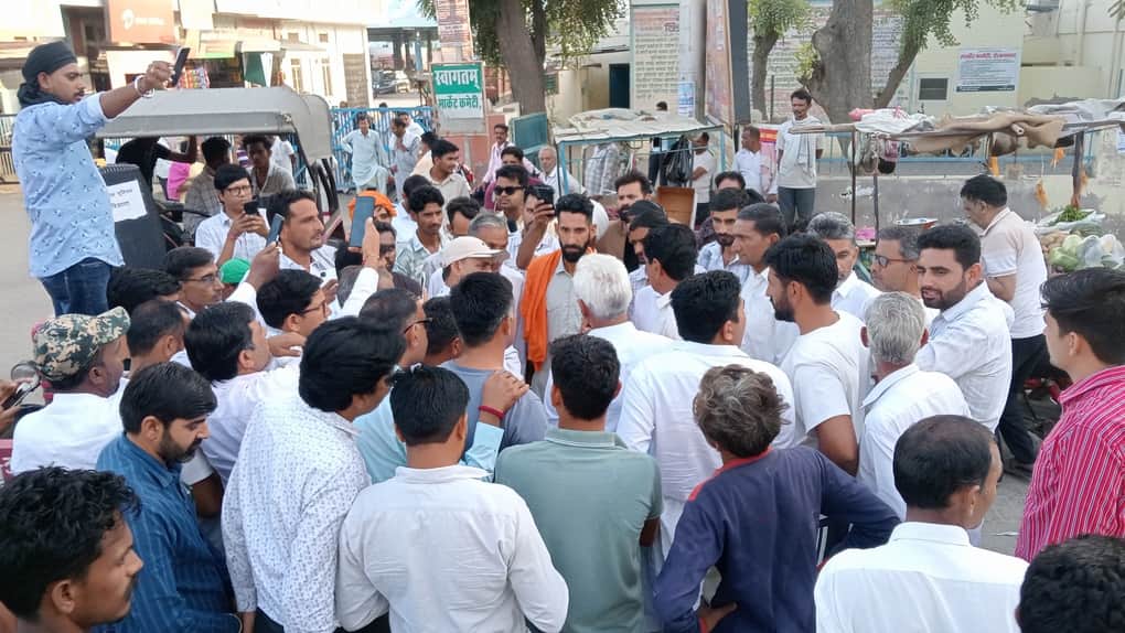 पंचमुखी चौक पर ट्रैक्टर लगाकर सड़क जाम कर प्रदर्शन करते हुए किसान। संवाद