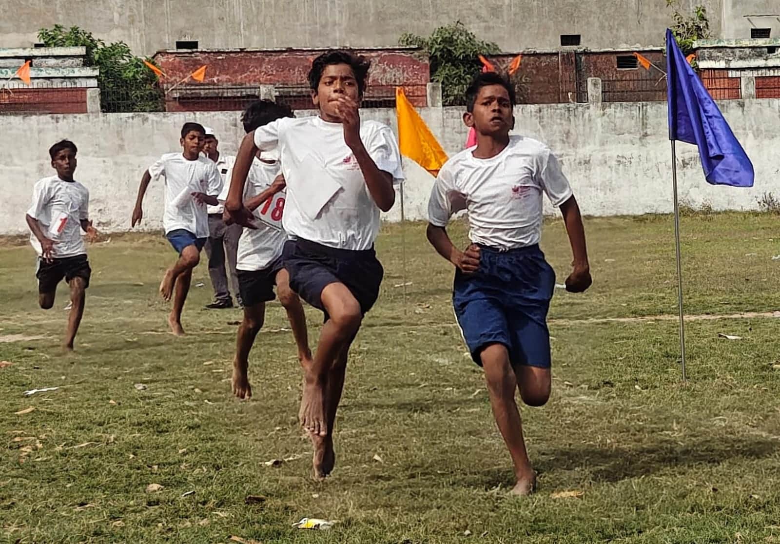 पडरौना जूनियर हाईस्कूल परिसर में आयोजित खेलकूद प्रतियोगिता में  दौड़ लगाते प्रतिभागीसंवाद