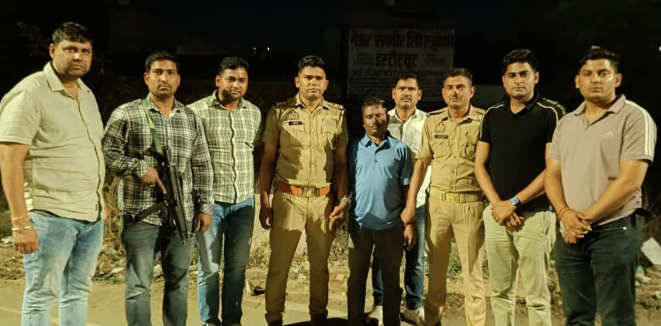 पुलिस की गिरफ्त में मौजूद ईनामी बदमाश। स्रोत पुलिस