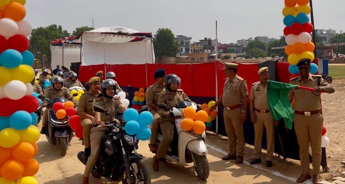 पुलिस लाइन में मिशन शक्ति 0.़ कार्यक्रम के तहत रैली को हरी झंडी दिखाते एसपी सिटी। स्रोत: पुलिस