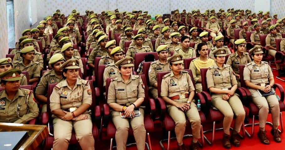 पुलिस लाइन सभागार में आयोजित विशाखा गाइडलाइंस जागरूकता एवं संवाद कार्यक्रम में मौजूद महिला पुलि