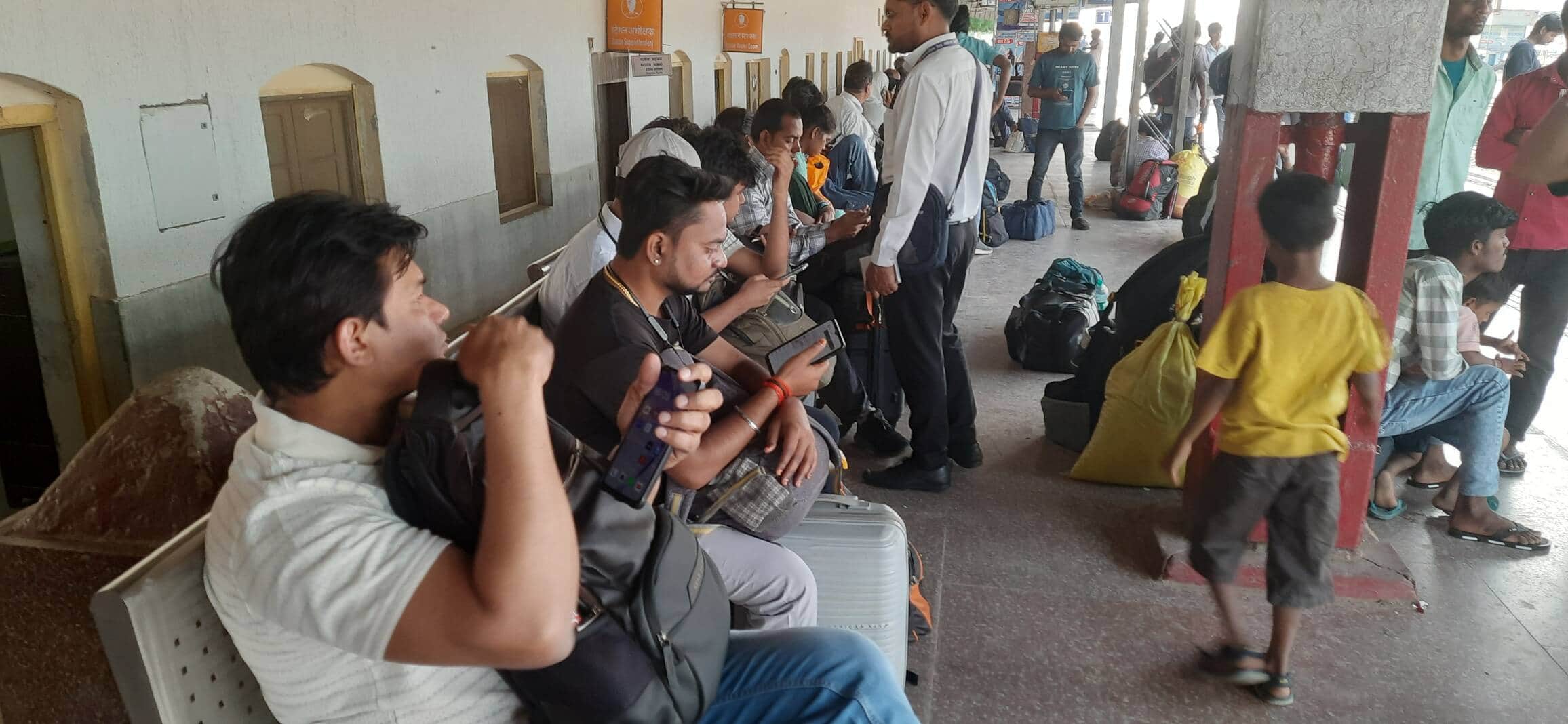 प्लेटफार्म पर यात्रियों की जुटी भीड़। संवाद