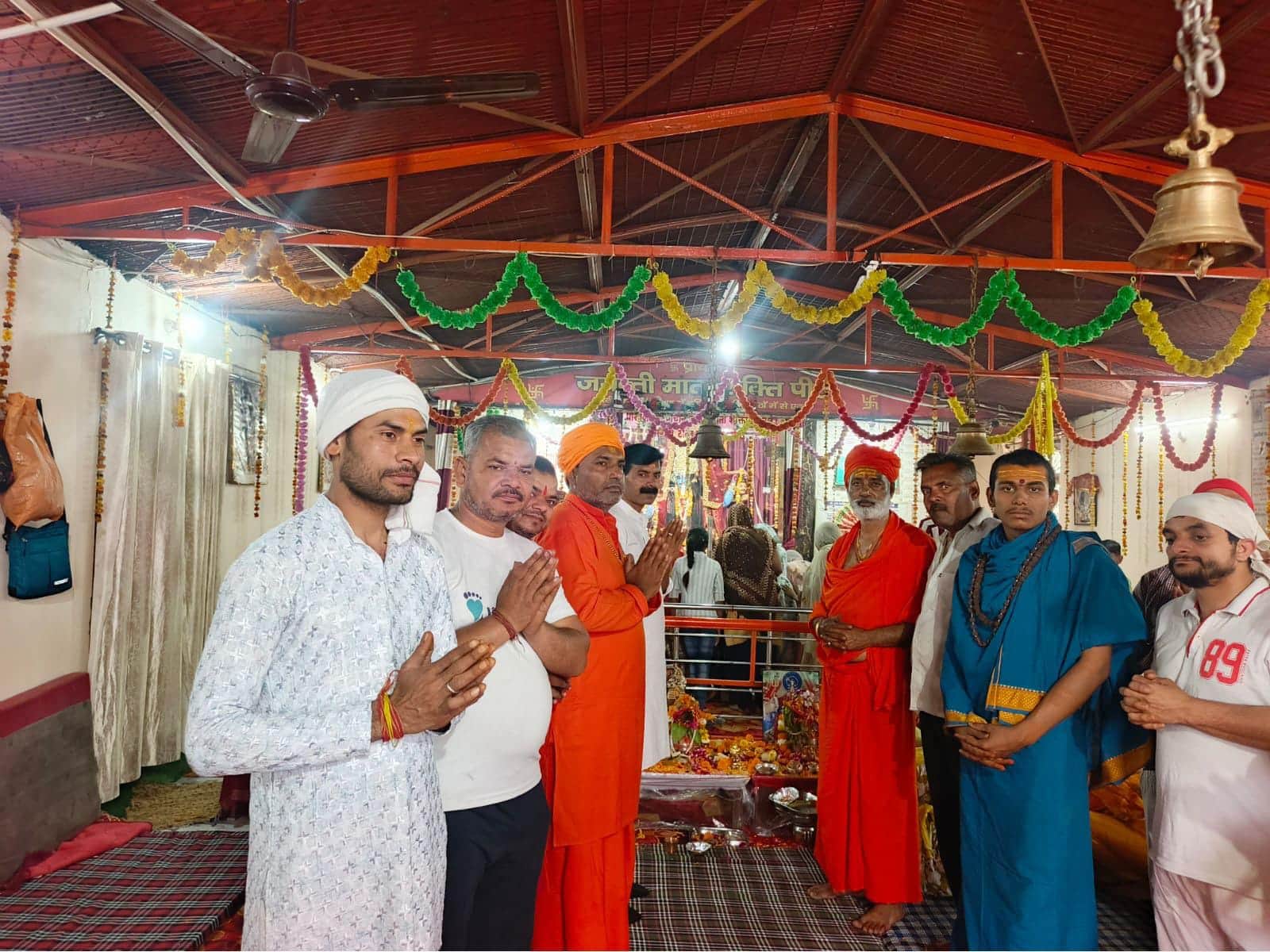 प्राचीन जयंती माता शक्तिपीठ मंदिर में पूजा अर्चना करते श्रद्धालु स्रोत मंदिर