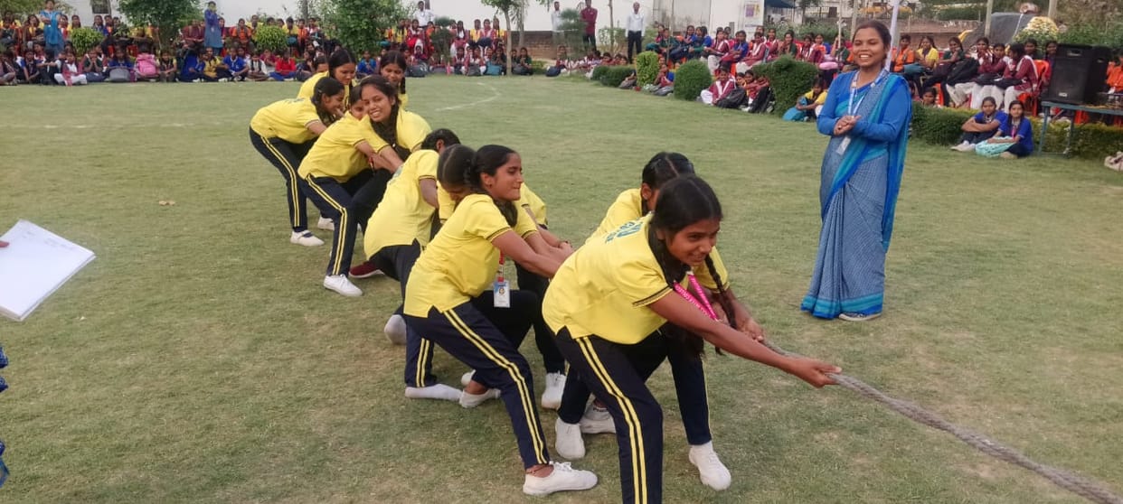 Four girls won the 100-meter race in 12 seconds, while the Varanasi club defeated its opponents in tug-of-war in 80 seconds.