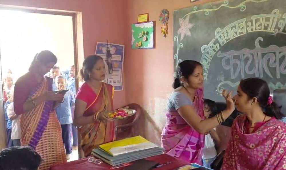 प्रिंसिपल का स्वागत करते स्थानीय लोग