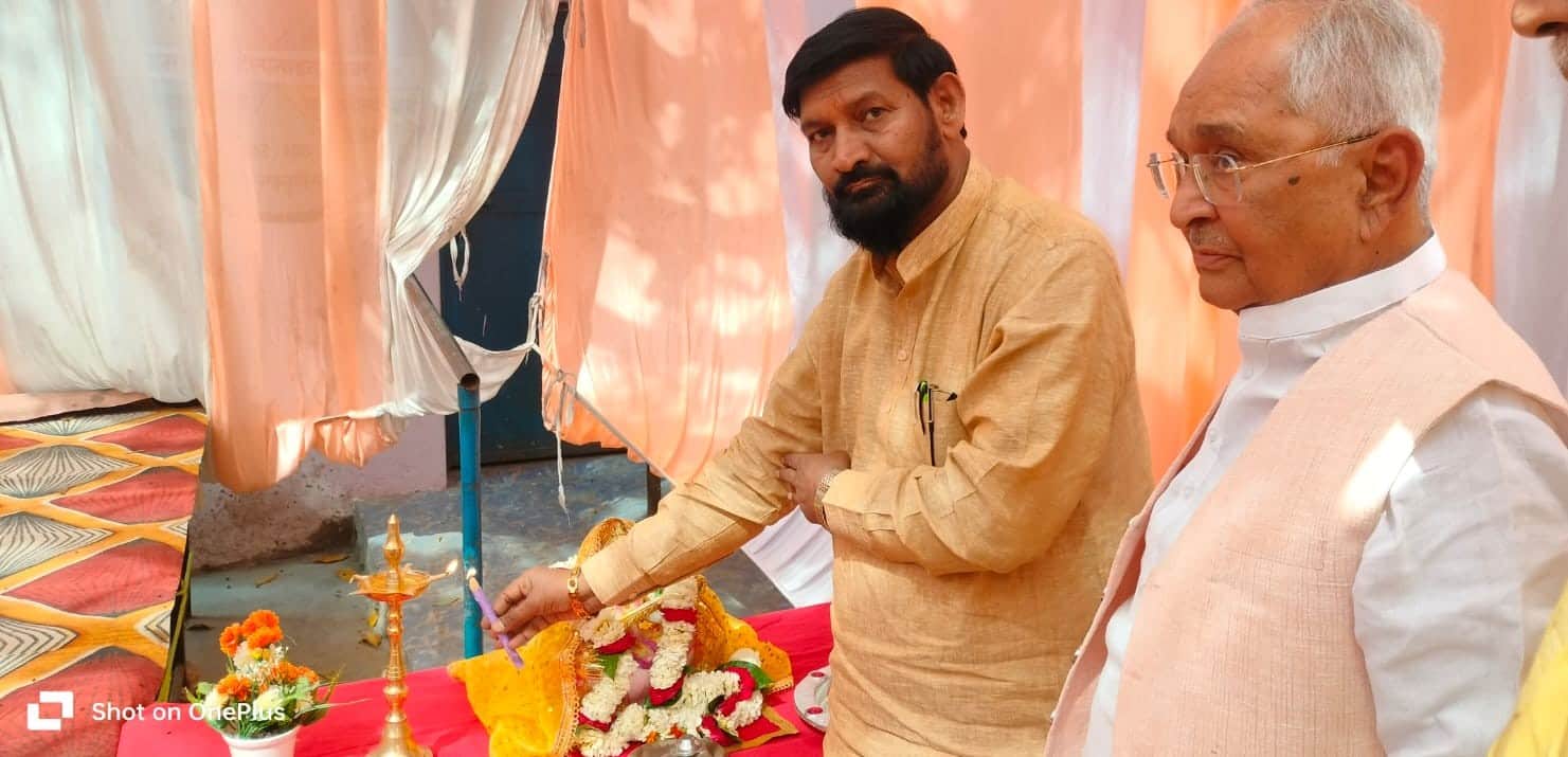 प्राथमिक विद्यालय विक्रमपुर में वार्षिकोत्सव का शुभारंभ करते विधायक औराई दीनानाथ भास्कर। स्रोत 