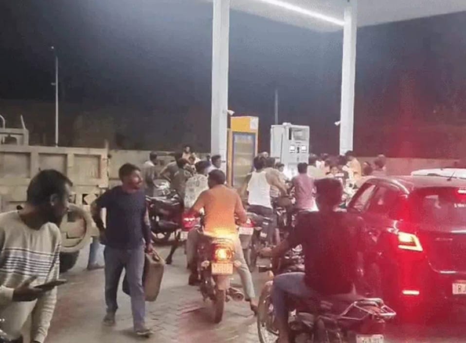 पेट्रोल पंम्पो पर अफवाह से उमड़ी भीड़