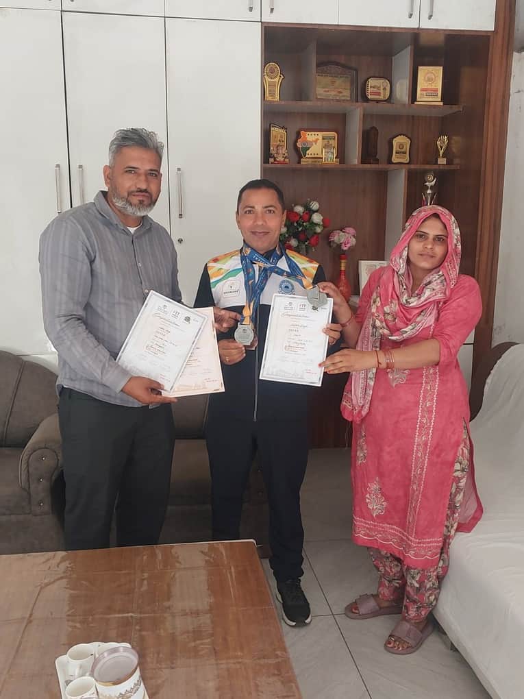 पदक के साथ सतबीर सिंह व अन्य