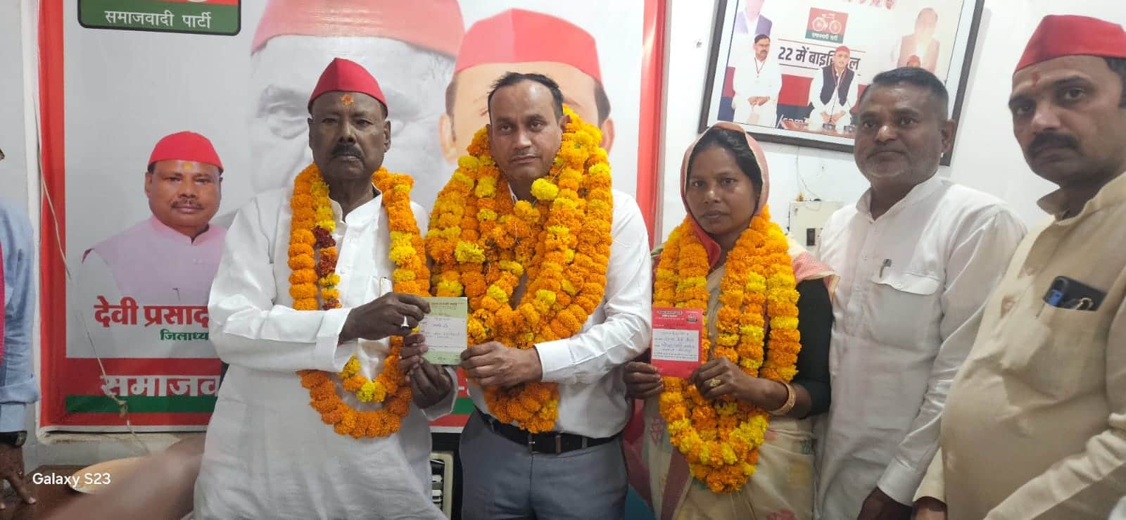 रंभा देवी और अमित दुबे का पार्टी की सदस्यता दिलाते सपा जिलाध्यक्ष देवी प्रसाद चौधरी। स्रोत- सपा