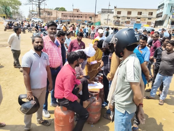 Cylinders Arrive After Four Days; Consumers Flock to Collect Them