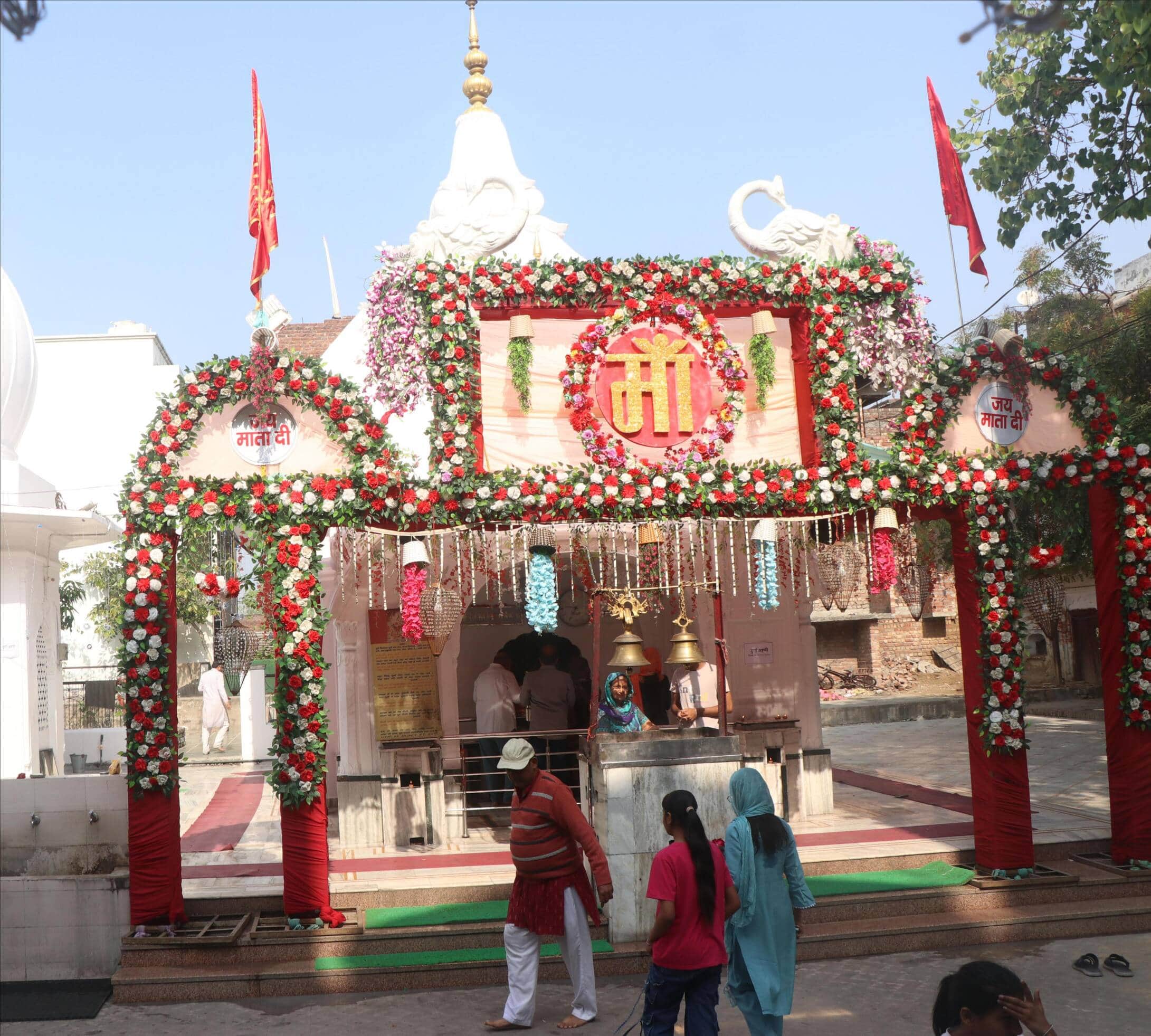 रंग बिरंगे फूलों से सजा जगाधरी का देवी भवन मंदिर। संवाद