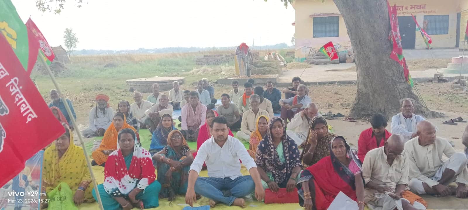 रहसूजनोबीपट्टी में पट्टे की जमीन पर कब्जा पाने के लिए धरना देते पट्टा धारक।स्रोत-सोशल मीडिया