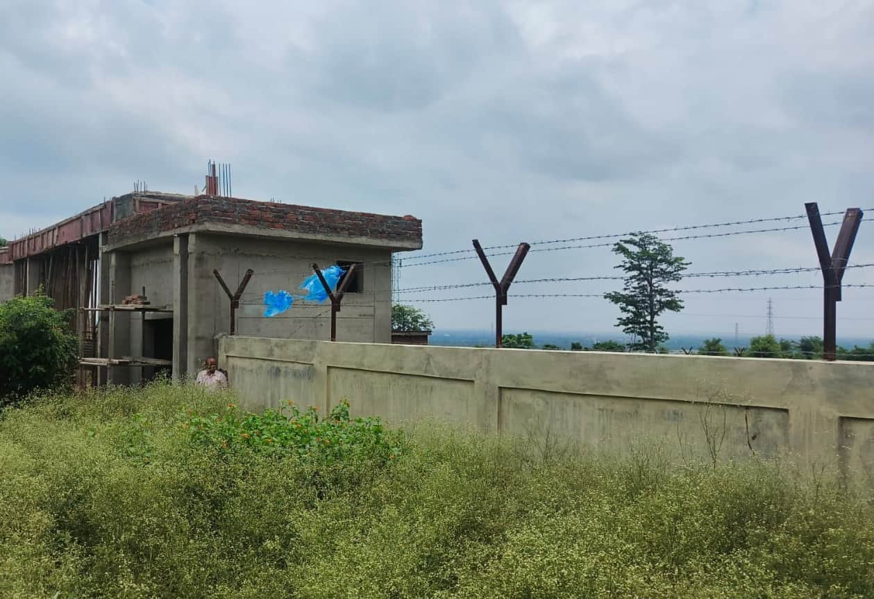 राजकीय होम्यापैथी मेडिकल कॉलेज के लिए चिन्हित जगह पर पूरी हुई चाहरदीवारी संवाद