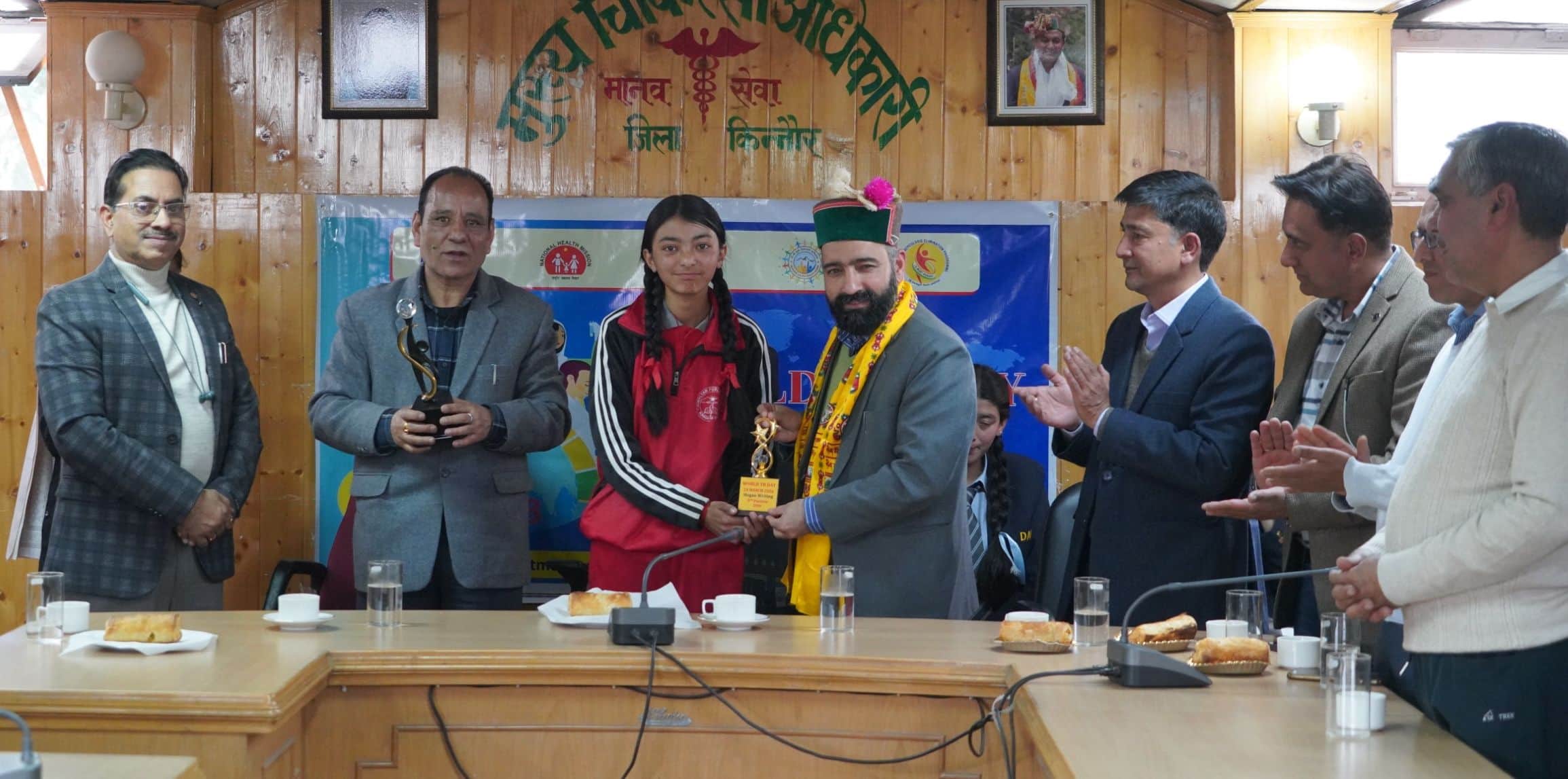 रिकांगपिओ में विश्व क्षय रोग दिवस के मौके पर छात्रा को सम्मानित करते उपायुक्त। स्रोत : डीपीआरओ