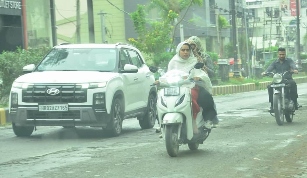 रेलवे रोड पर दोपहर में धूप से बचने के लिए चुन्नी से सिर ढककर जातीं युवतियां। संवाद