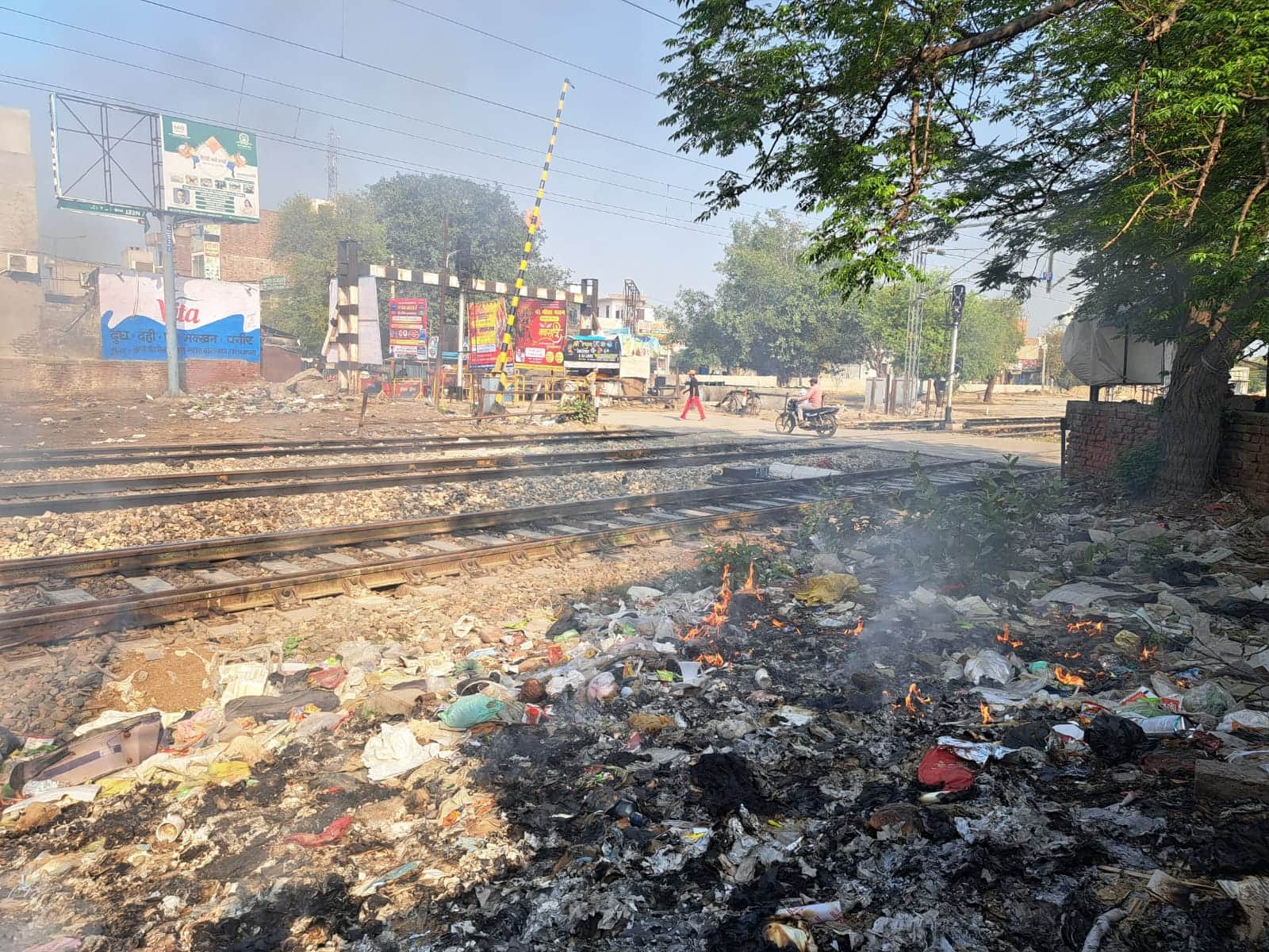 रेलवे ट्रैक किनारे लगाई गई कचरे के ढेर में आग। संवाद