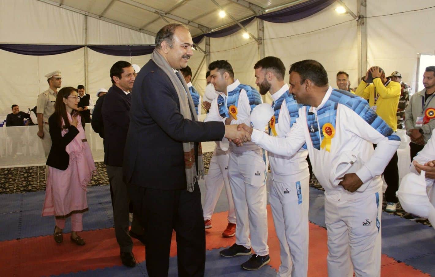 रामपुर परियोजना में कबड्डी प्रतियोगिता के शुभारंभ पर खिलाडिय़ों से मिलते परियोजना प्रमुख विकास म