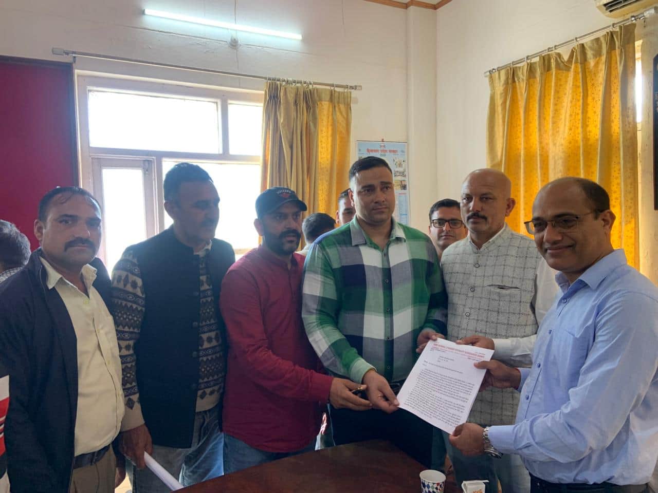 रेणुकाजी बांध प्रबंधन के अधिकारी को ज्ञापन सौंपते रेणुका बांध विस्थापित संघर्ष समिति के सदस्य।