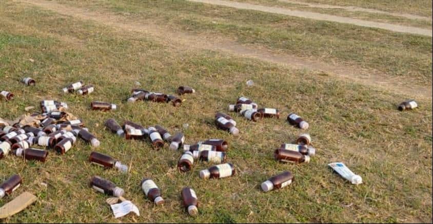 राप्ती योजक नहर की पटरी पर पड़ी दवाएं