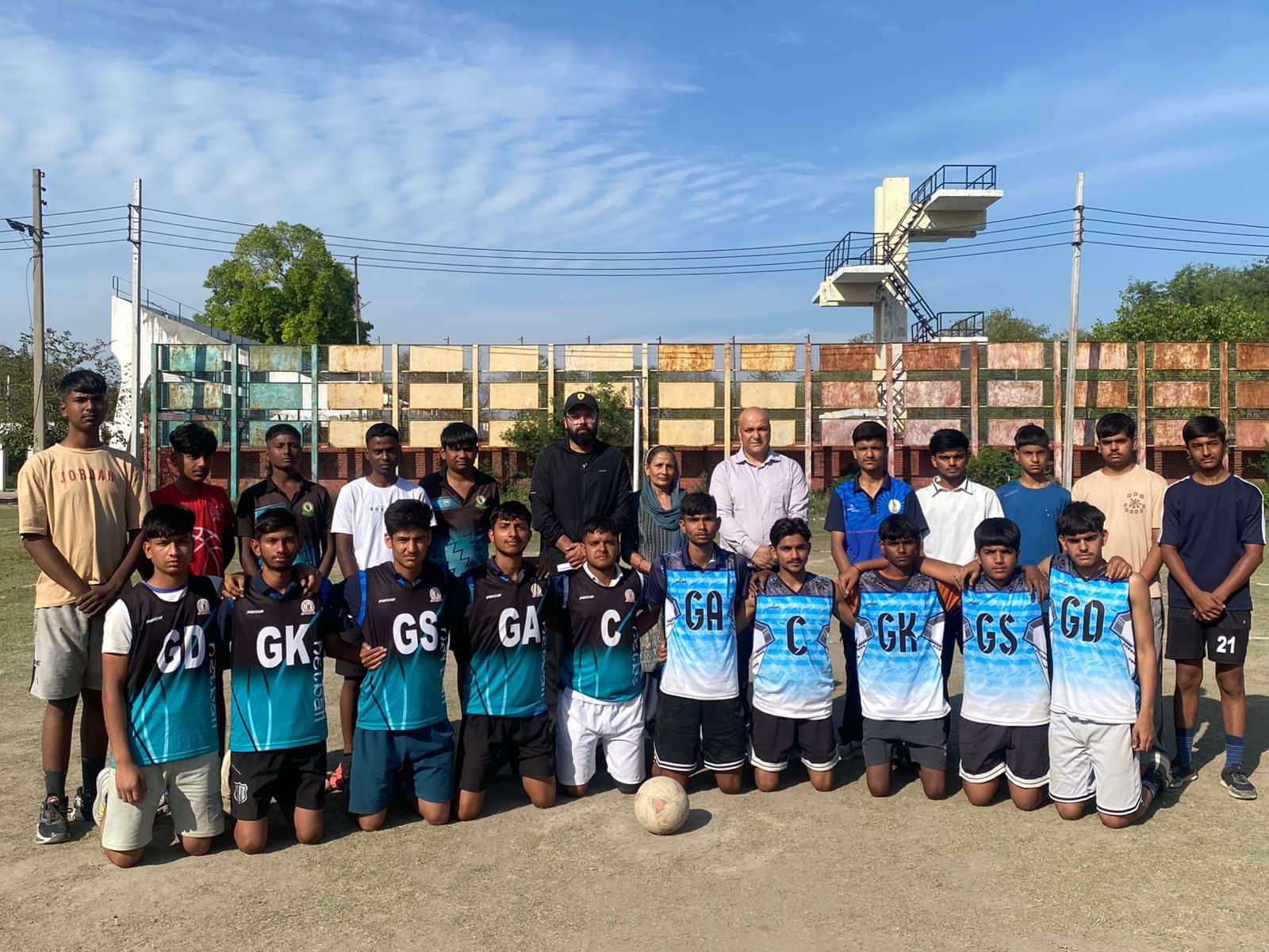 राष्ट्रीय चैंपियनशिप के लिए चयनित पुरुष वर्ग की टीम के साथ नेटबॉल के अधिकारी। स्रोत : फेडरेशन