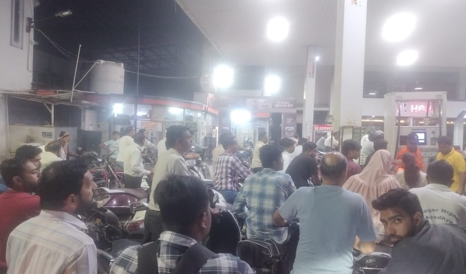 रतलाम जिले के धामनोद में स्थित पेट्रोल पंप पर लगी भीड़।