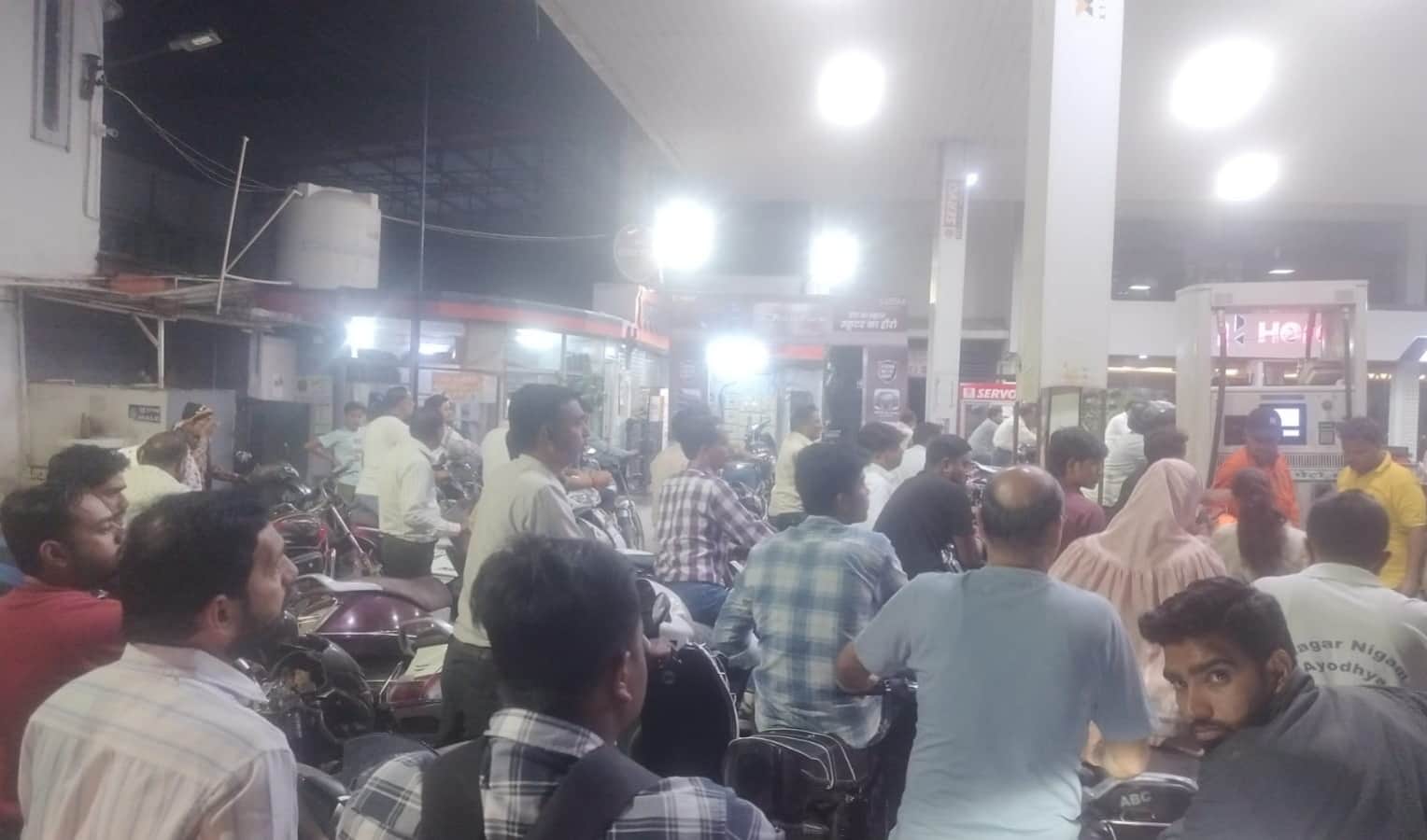 रतलाम जिले के धामनोद में स्थित पेट्रोल पंप पर लगी भीड़।