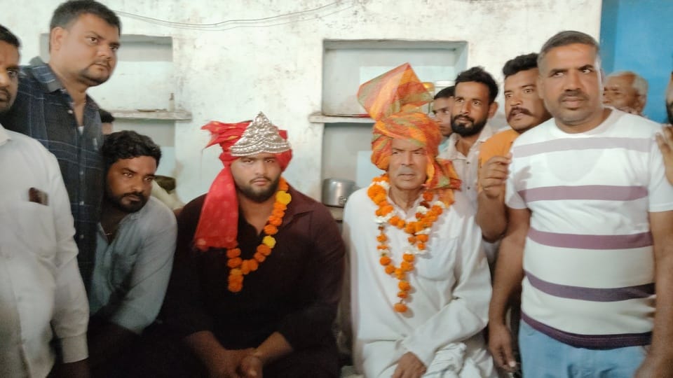 Bharat Kesari wrestler Shera Gurjar was given a grand welcome in Ratoti, youth showed enthusiasm and took a lot of selfies with the wrestler.