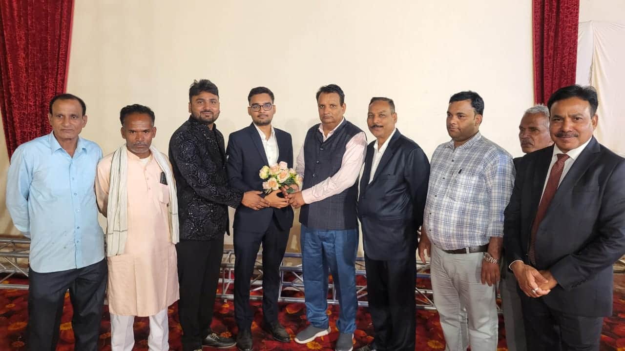 रेवाड़ी। यूपीएससी में सफलता पाने पर मंजीत सिंह को सम्मानित करते समाजसेवी मुकेश चौहान। स्रोत: ग्