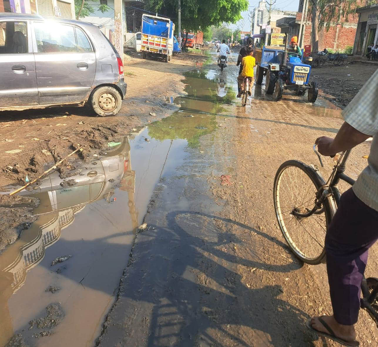 सिंभावली के हरौड़ा रोड की क्षतिग्रस्त सड़क के गड्ढों में भरा पानी। संवाद