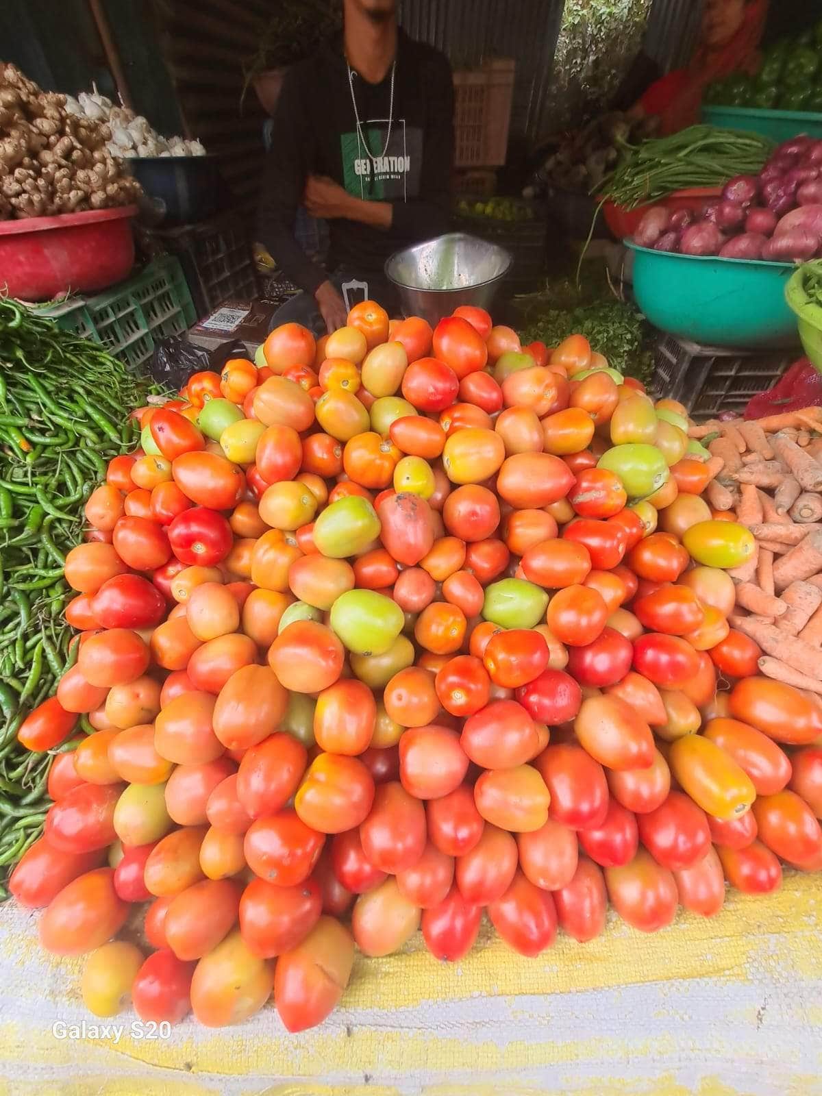 सब्जी की दुकान पर रखा टमाटर। संवाद