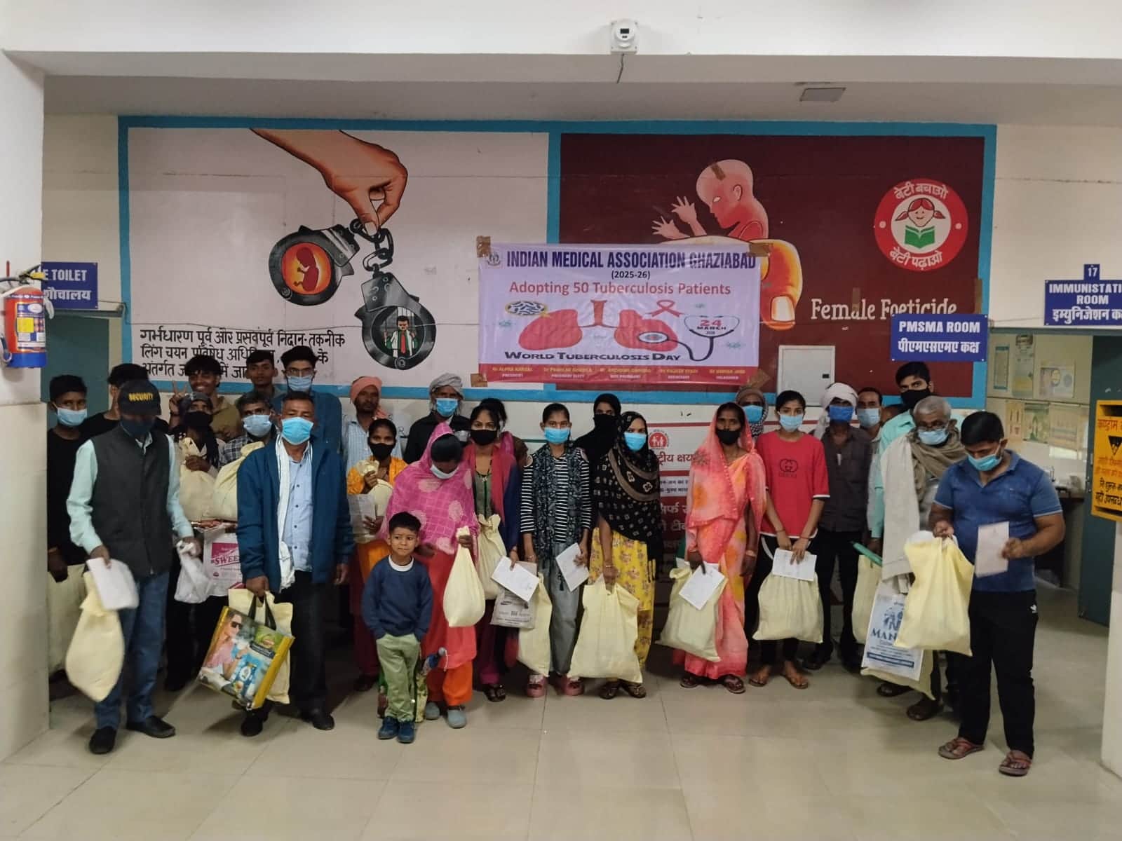 सीएचसी बम्हेटा में टीबी मरीजों को पोषण पोटली वितरण करते आईएमए के सदस्य। संवाद