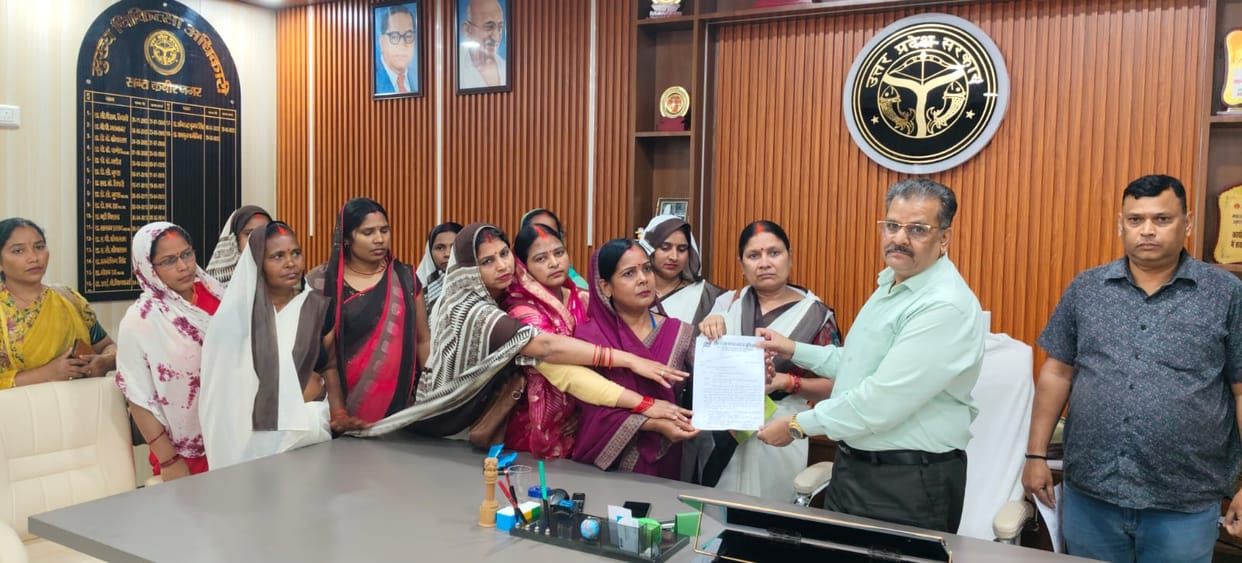 Asha workers submitted a memorandum of demands to the CMO.