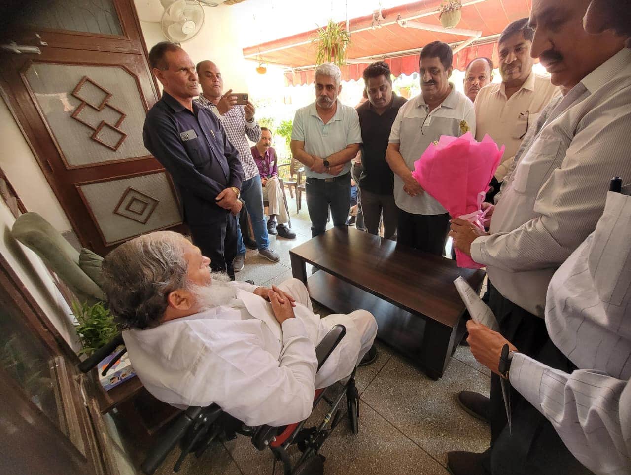 साइंस व ग्लासवेयर इंडस्ट्री के उद्योग संचालक कैबिनेट मंत्री अनिल विज से मुलाकात करते हुए। प्रवक