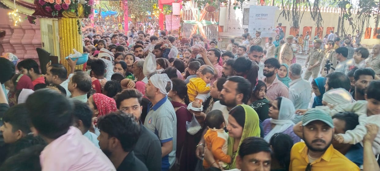 A queue of devotees gathered at the Sikri temple, chanting slogans in praise of the Mother Goddess.
