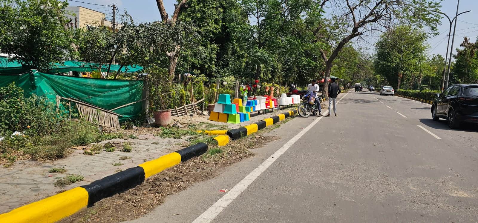 सेक्टर आठ फुटपाथ पर रखे गमले संवाद