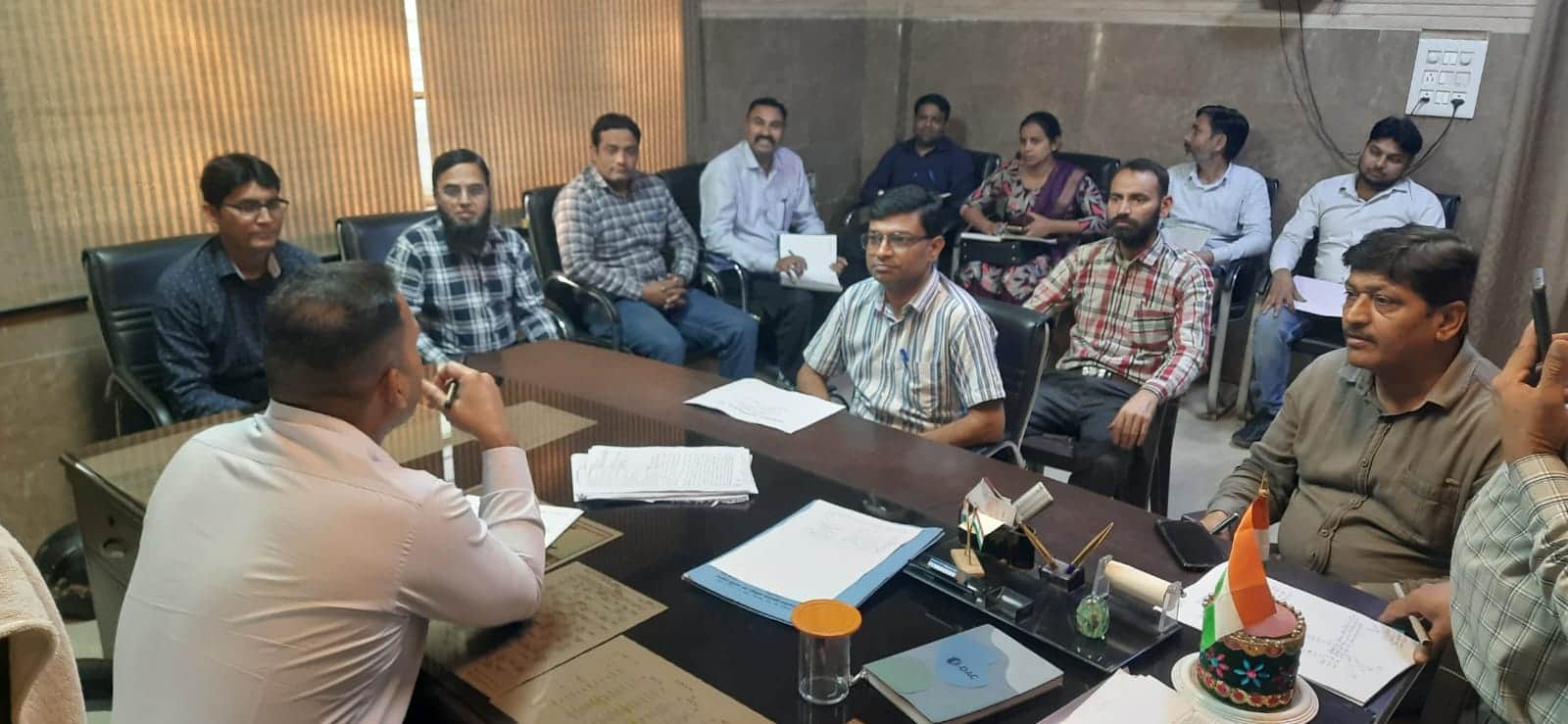 सिकंदराबाद में संचारी रोग अभियान को लेकर बैठक करते एसडीएम। संवाद