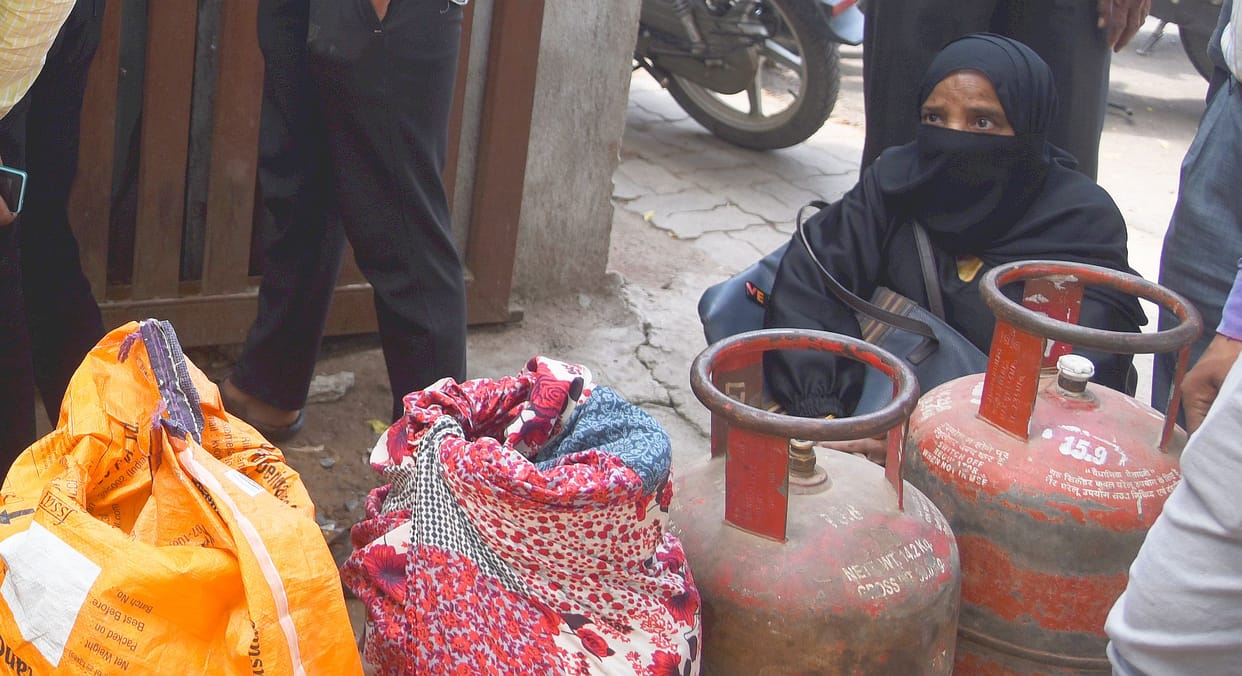 Queues outside gas agencies grow with backlogs