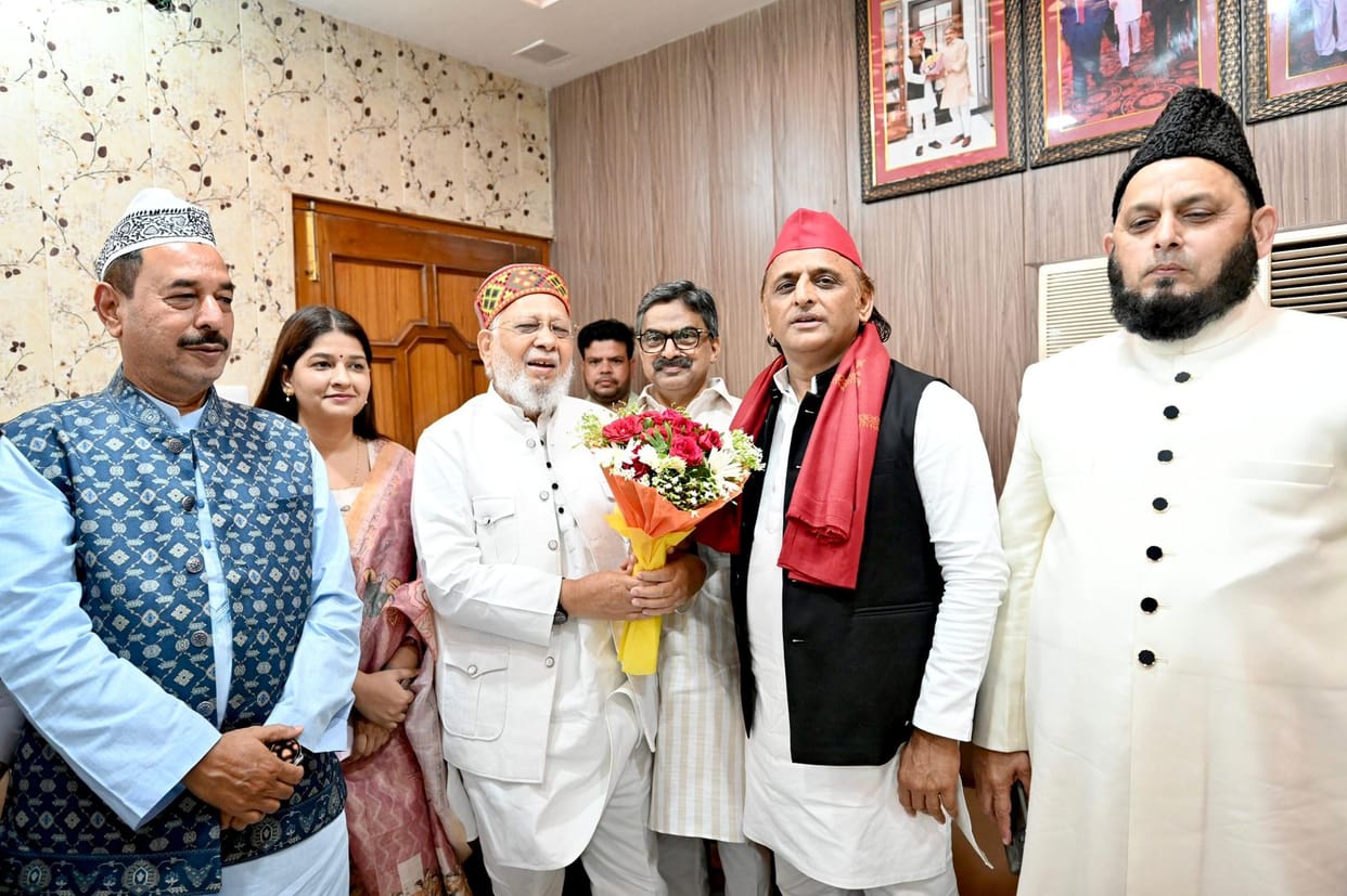 Akhilesh reached Salahuddin's house and wished him Eid Mubarak.