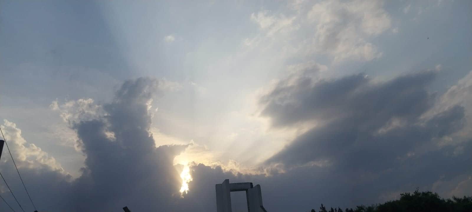 सोमवार को आसमान में छाई रही काली घटाओं का नजारा। संवाद