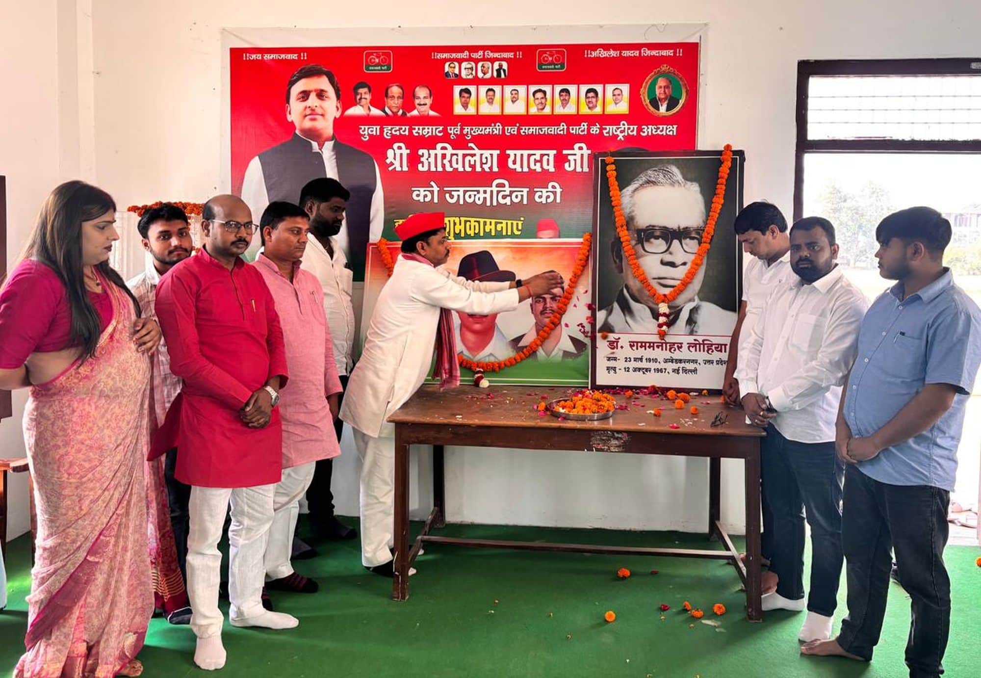 सपा कार्यालय पर डॉ. राम मनोहर लोहिया के चित्र पर माल्यार्पण करते जिलाध्यक्ष जंगबहादुर यादव व अन