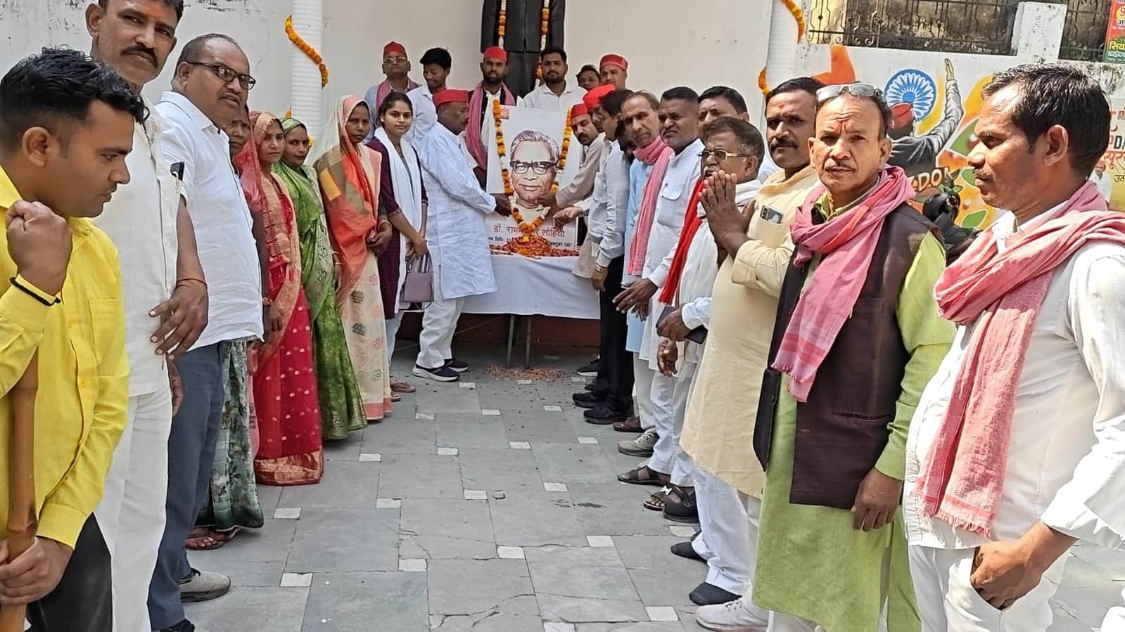 सपा कार्यालय पर डा. राम मनोहर लोहिया की जयंती मनाते सपा नेता। स्रोत-सपा