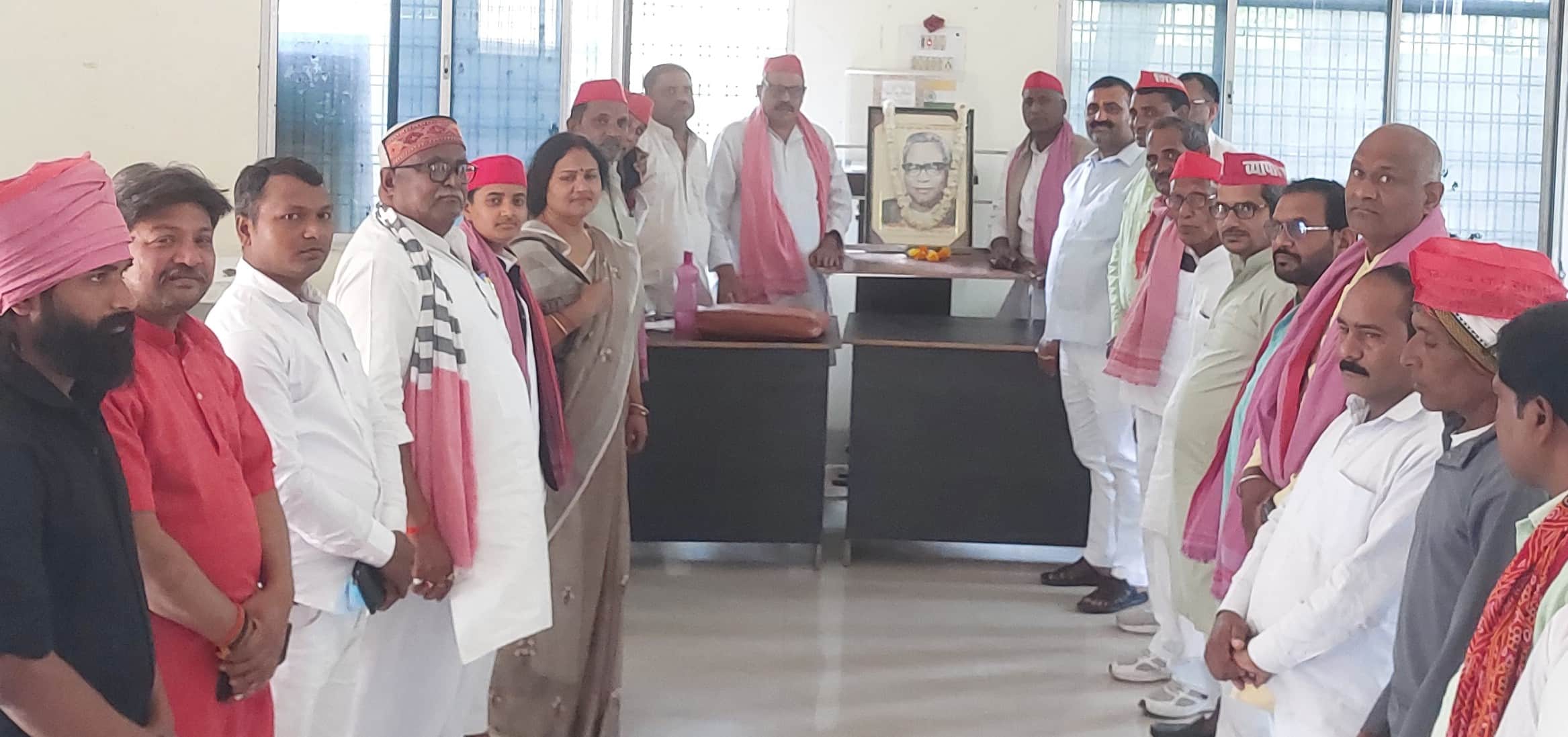 सपा कार्यालय पर समाजवादी चिंतक डा.राम मनोहर लोहिया की जयंती मनाते लोग। स्रोत सपा