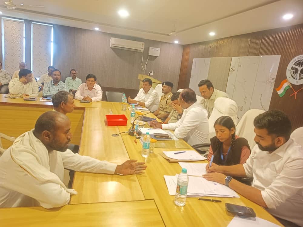 संपूर्ण समाधान दिवस में फरियाद सुनती एक का डीएम बनी अनन्या दुबे।