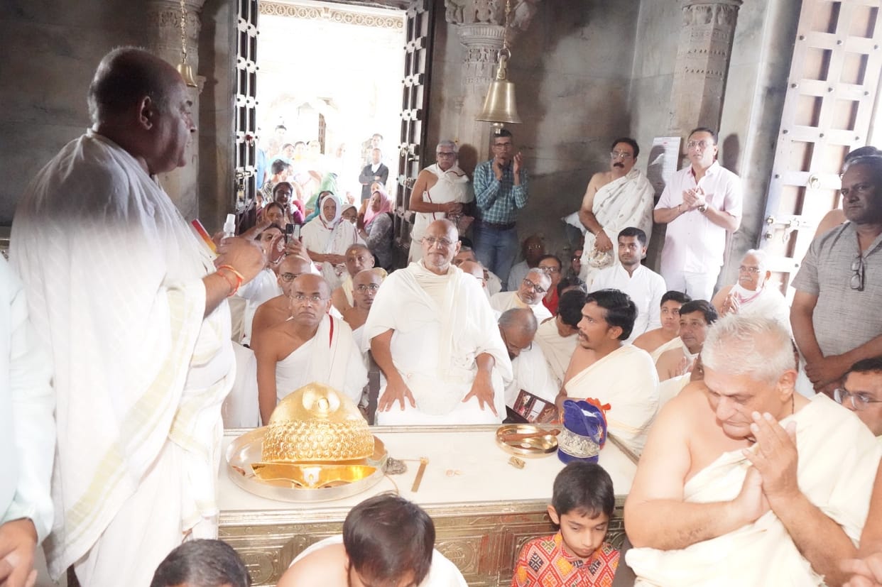 2 kilograms of gold jewellery diamond tilak chakshu and kapali were offered at Jain temple in Sirohi