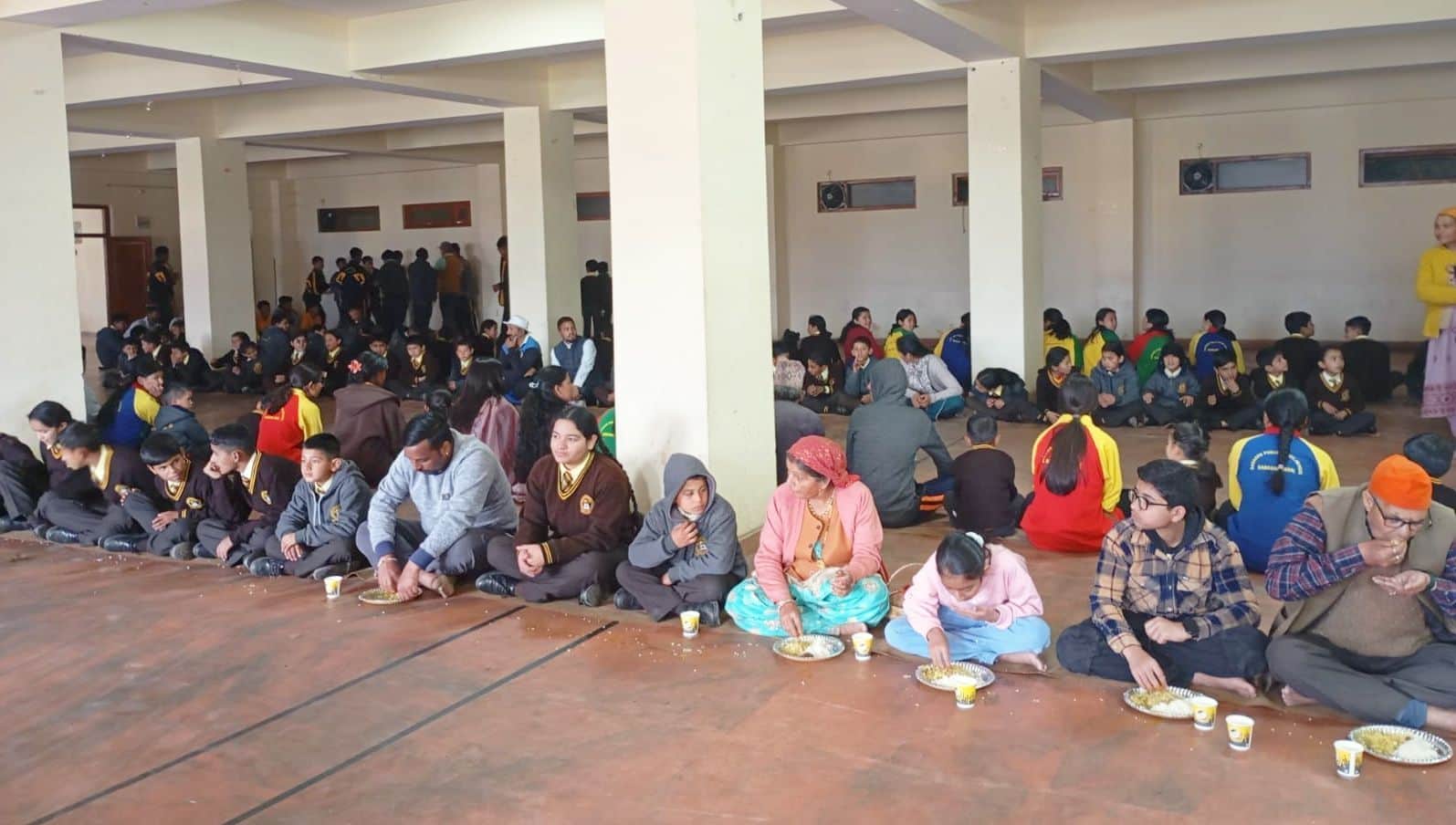 सराहन में मां भीमाकाली मंदिर में नवरात्रि पर आयोजित भंडारे का प्रसाद चखते श्रद्धालु। संवाद