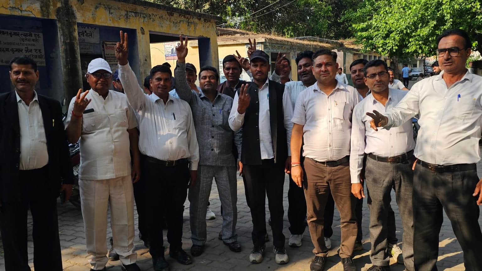 सरधना। बार एसोसिएशन चुनाव को लेकर जनसंपर्क करते अधिवक्ता। संवाद