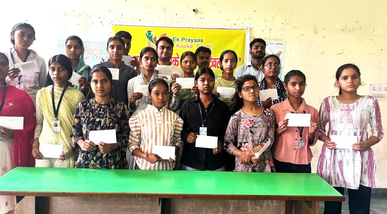 संस्था की ओर से दिए गए चेक दिखाते मेधावी विद्यार्थी। आयोजक