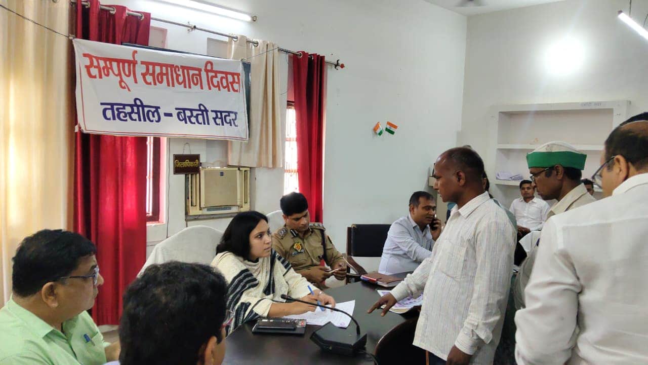 सदर तहसील में सुनवाई करती डीएम कृत्तिका ज्योत्सना स्रोत सूचना विभाग